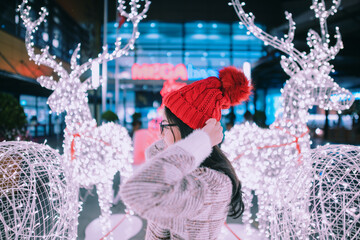 Woman wearing a beanie at Christmas lights event