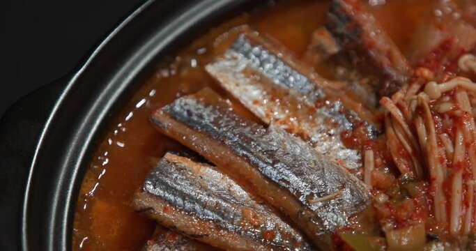큰 전골 냄비에서 끓고 있는 과메기 전골 

