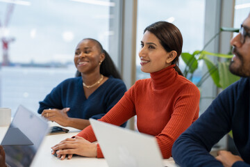 Office workers working together © Cultura Creative