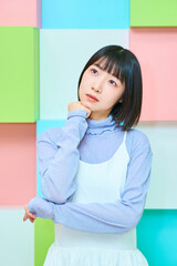疑問を感じるポーズをする若い女性