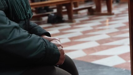 Las manos que piden a Dios un Milagro y otras que ruegan por el bien de las almas. 