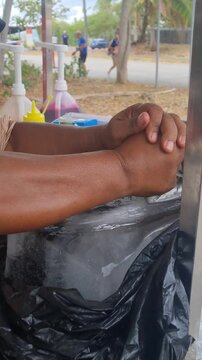 Amable mujer  trabaja vendiendo refrescantes raspados paname&ntilde;os. 