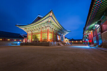 Obraz premium Gyeongbokgung Palace at night is beautiful, Seoul, South Korea.