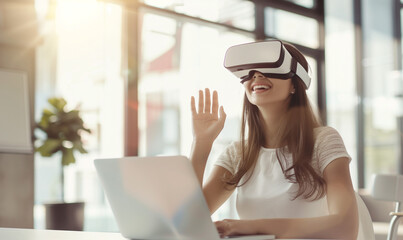 Dziewczyna siedząca przy laptopie korzysta z okularów VR - obrazy, fototapety, plakaty