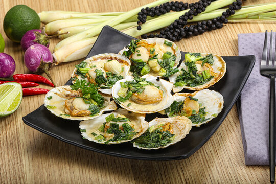 Grilled scallops with green onion