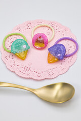 プラ板とレジンで手作りしたスイーツのヘアゴム