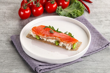 Crispy bread with salmon and cream cheese