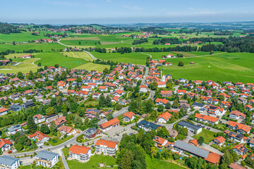 Fototapeta na wymiar Die Ortschaft Ermengerst bei Wiggensbach im Oberallgäu im Luftbild