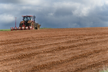 Fototapeta premium TRACTOR LABRANDO UN HUERTO
