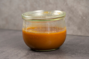 simple pot en verre de caramel au beurre salé fais maison