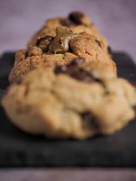 Fotos de estudio con galletas y distintos fondos y composiciones.