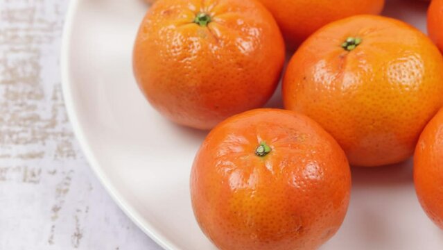 plusieurs mandarines, en gros plan, dans un plat	