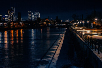 Canal Lachine avec vue sur Montréal l'hiver 