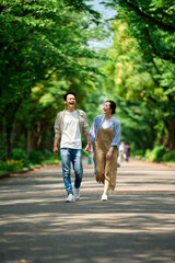 Obraz premium 初夏の公園を散歩するカップル