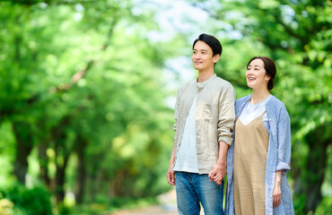 初夏の公園を散歩するカップル