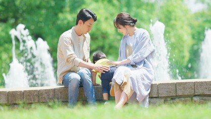 噴水のある公園で遊ぶ家族 © folyphoto