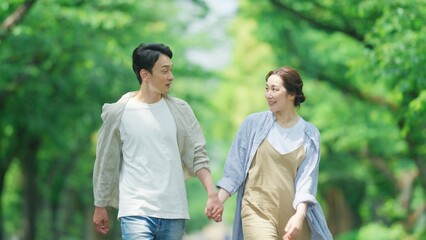 初夏の公園を散歩するカップル