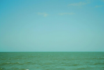 Obraz premium Green ocean blue sky