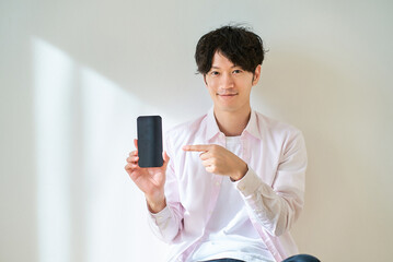 スマートフォンを手にしている若い男性