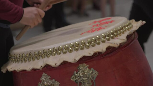 This video shows a side view of a Chinese New Year dragon dance drum being played.