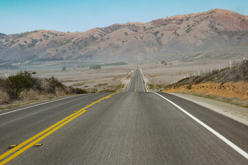 Fototapeta na wymiar Route déserte en Californie, A1, horizontal