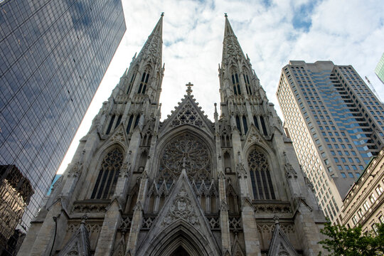 St. Patrick's Catholic Cathedral of neo-Gothic style decorated, located in midtown Manhattan on Fifth Avenue in the heart of the Big Apple in the heart of New York (USA).