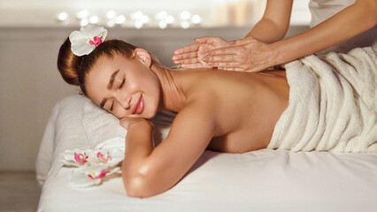 Obraz na płótnie Canvas Skin care. Woman enjoying relaxing back massage