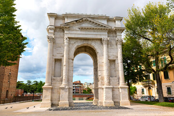 Fototapeta na wymiar Arco dei Gavi famous historic landmark in Verona, Italy