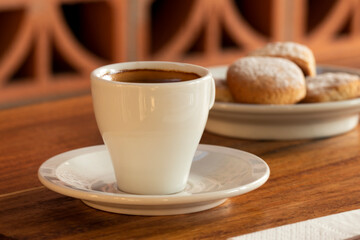 Taza de café espresso con galletas