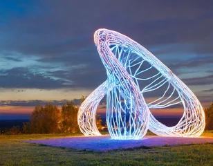 Photo sur Plexiglas Helix Bridge Figura arte luz en medio de un bosque 