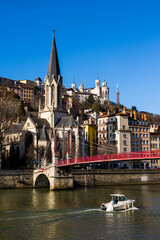 Vue sur l’Église Saint-Georges et la Basilique Notre-Dame-de-Fourvière depuis les bords de Saône à Lyon