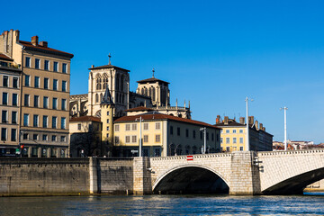 Clochers de la Cathédrale Saint-Jean de Lyon depuis les bords de Saône