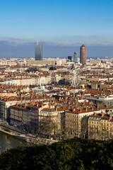 Skyline lyonnaise dominée par les tours du quartier de la Part-Dieu depuis le Jardins des Curiosités dans le quartier de Saint-Just