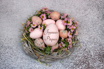 Joyeuses Pâques : Œuf de Pâques étiqueté avec œufs de caille et fleurs.