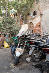 vieille moto en réparation dans l'ancienne ville coloniale de Saint Louis du Sénégal en Afrique - obrazy, fototapety, plakaty