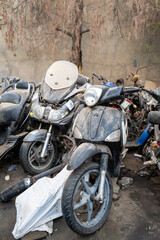 vieille moto en réparation dans l'ancienne ville coloniale de Saint Louis du Sénégal en Afrique