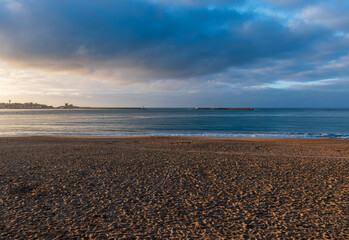Coucher de soleil sur la plage de Saint-Jean-de-Luz, avec vue sur le fort de Socoa, Pyrénées-Atlantiques, France