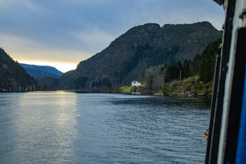 Norwegia fiordy wycieczka po morzu widoki norweskich fiord&oacute;w g&oacute;r skał i wodospad&oacute;w