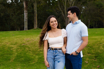 Obraz premium Happy Wedding Couple In A Park In The Middle Of Nature