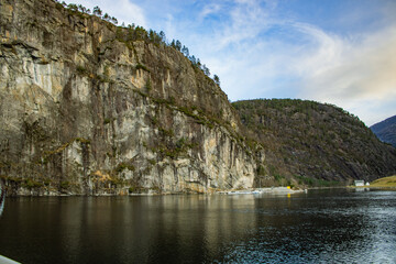 Norwegia fiordy wycieczka po morzu widoki norweskich fiordów gór skał i wodospadów