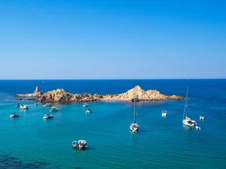 Photo sur Plexiglas Cala Pregonda, île de Minorque, Espagne Sailboats in the turquoise sea of Cala Pregonda, Menorca