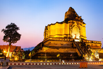 wat Chedi Luang Varavihara, Chiang Mai, Thailand - obrazy, fototapety, plakaty