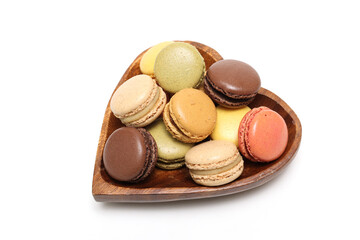 白背景のハート型の木製ボウルにいれた様々な色のマカロン