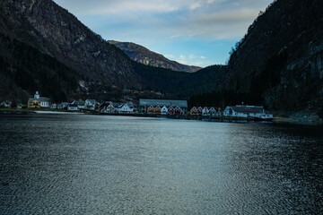 Norwegia fiordy wycieczka po morzu widoki norweskich fiord&oacute;w g&oacute;r skał i wodospad&oacute;w