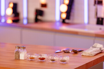 Sel, poivre et autres condiments pour assaisonner les plats de chef