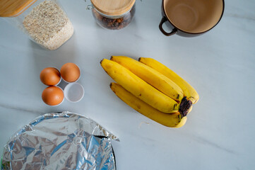Banana, yogurt, and crunchy oats for a vitamin-rich breakfast - 747591287