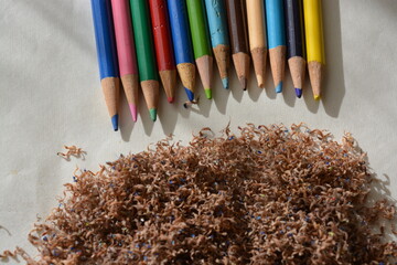 色鉛筆と削りカス