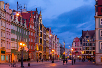 Obraz premium View of illuminated historical Market Square in Wroclaw on spring evening.