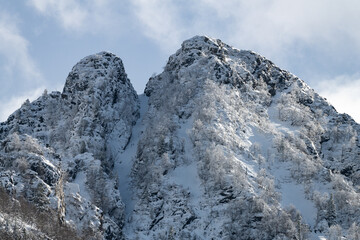 La neige et la glace ont recouvert les sommets des Pyrénées en France