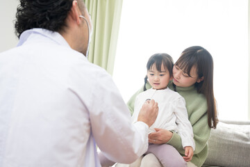 子供を診察する医師(ドクター）　訪問診療やクリニックや病院などのイメージ